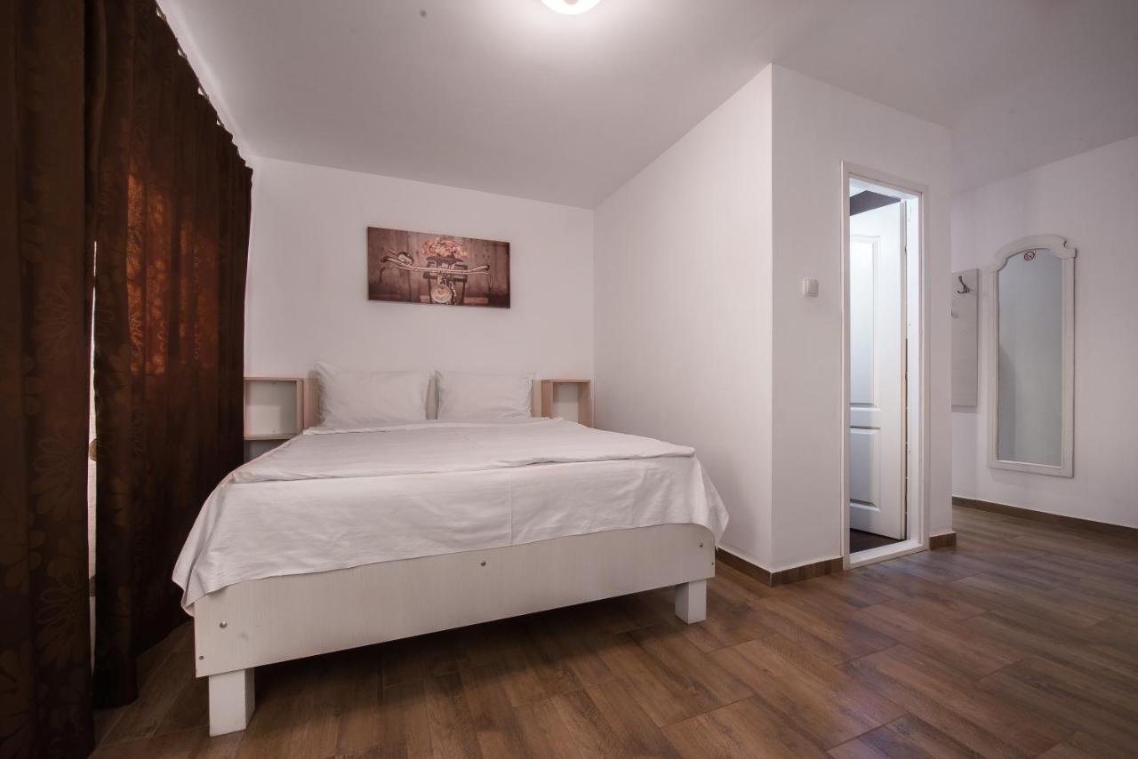 Hotel Casa 4 Odai à Douăzeci şi Trei August Extérieur photo