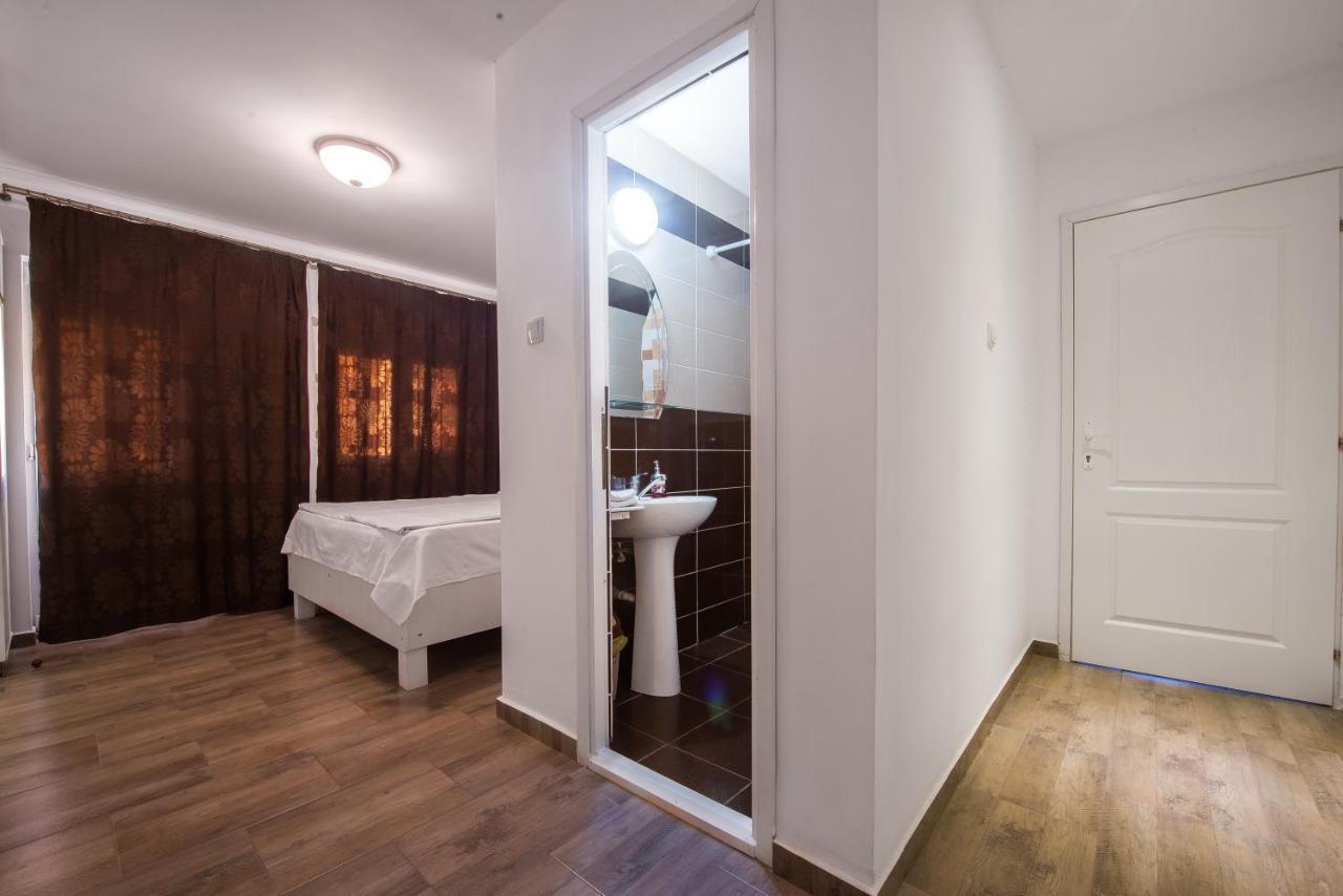 Hotel Casa 4 Odai à Douăzeci şi Trei August Extérieur photo