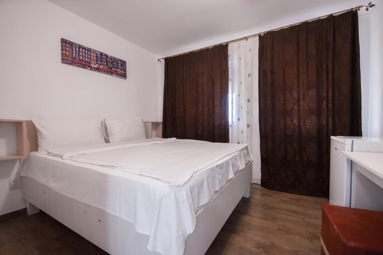 Hotel Casa 4 Odai à Douăzeci şi Trei August Extérieur photo